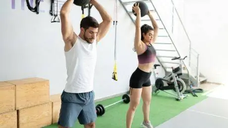 Как выполнить мощный удар набивным мячом