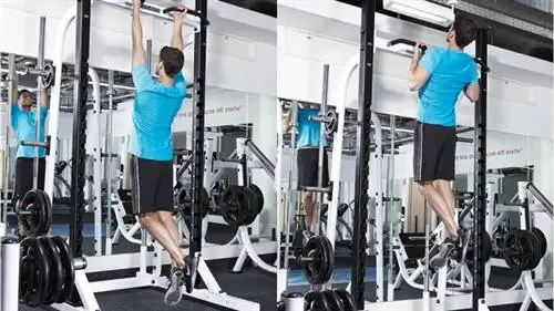 Мужчина демонстрирует две позиции упражнения на подтягивание