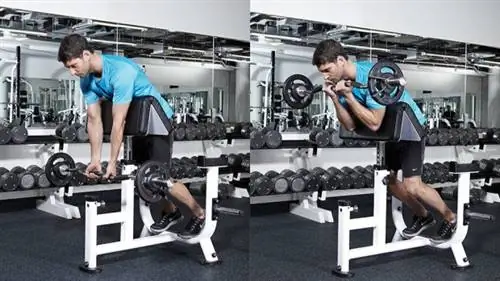 Мужчина демонстрирует две позиции упражнения «Паук», используя EZ-штангу и скамью проповедника.