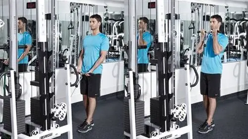 Мужчина демонстрирует два положения скручивания кабеля