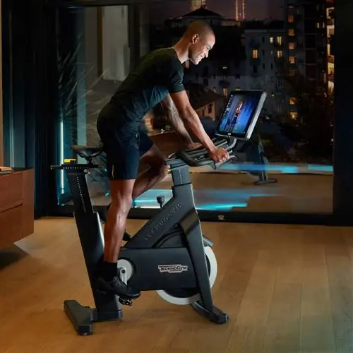 Мужчина катается на велосипеде Technogym