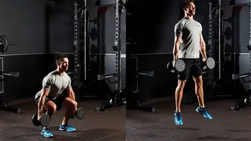 Мужчина выполняет приседания с гантелями
