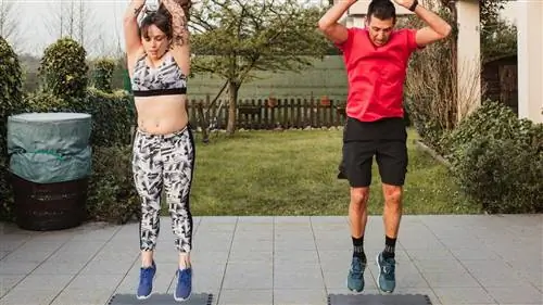 Мужчина и женщина выполняют берпи