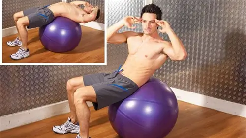 Скручивание мяча в тренажерном зале