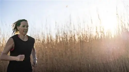 Женщина бежит по сельской местности