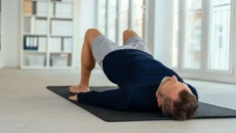 Используйте эту домашнюю тренировку, чтобы улучшить свои приседания на спине