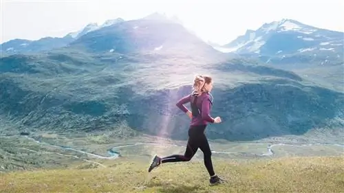 Женщина бежит в горах