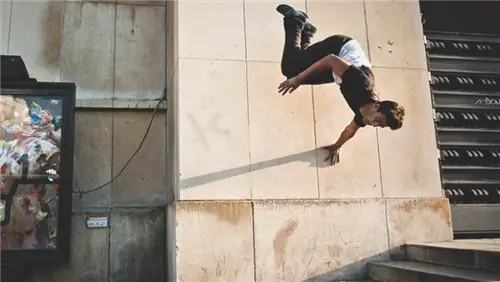 Как вращаться по стене, как профессионал паркура