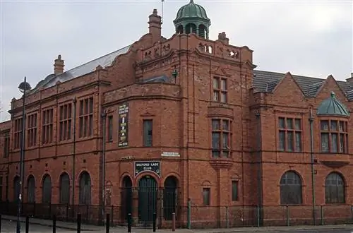 8,94 км - Salford Lads’ Club, St Ignatius Walk, Salford M5 3RX