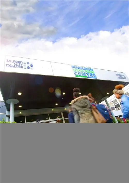 12,8 км - Пендлтонский центр шестого класса, Dronfield Road, Salford M6 7FR