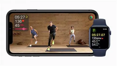 Apple Watch Fitness+ на смартфоне рядом с Apple Watch Series 6 Apple Watch Fitness+ на смартфоне рядом с Apple Watch Series 6