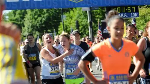 Бегуны пересекают финишную черту на дистанции B. A. A 10K. Воскресенье, 22 июня 2014 г. Бегуны пересекают финишную черту на дистанции B. A. A 10K. Воскресенье, 22 июня 2014 г.