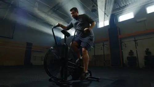 Мужчина тренируется на воздушном велосипеде
