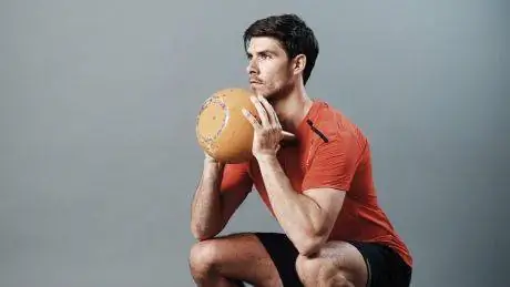 Как освоить приседания с кубком