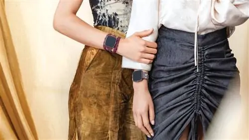 Крупным планом запястья двух женщин в Fitbit Versa 2 в повседневной обстановке