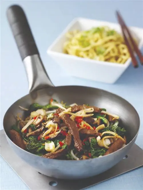 Жареная говядина и капуста