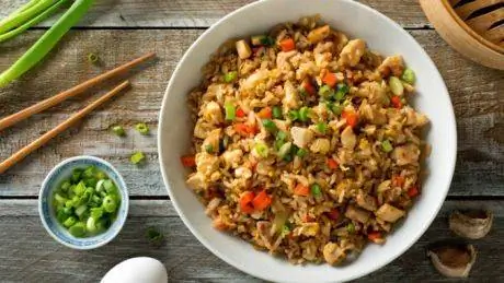 Этот полезный китайский рецепт жареного риса с курицей станет вкусным низкокалорийным ужином