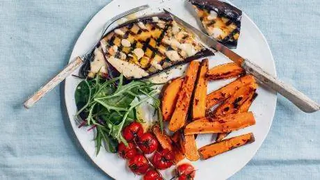 Попробуйте этот рецепт баклажанов мисо из книги The Gut Doctor «Ешьте себя здорово»