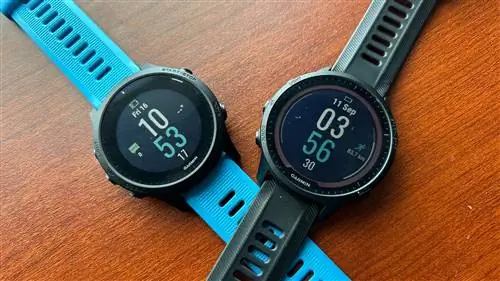 Garmin Forerunner 955 справа, рядом с Garmin Forerunner 945, со скрещенными ремнями.