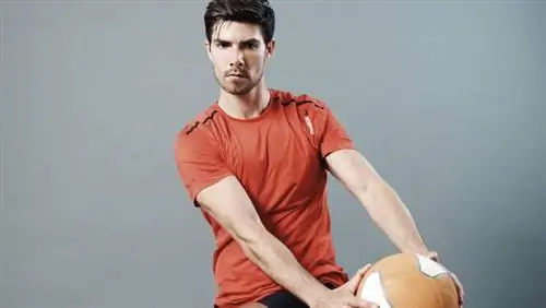 Тренировка с медицинским мячом.