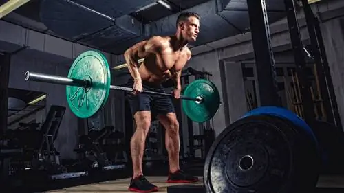Мужчина выполняет тягу штанги в наклоне