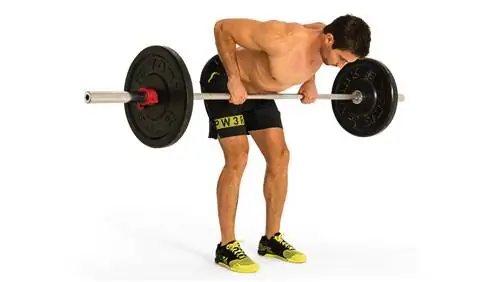 Мужчина выполняет гребок Пендлея