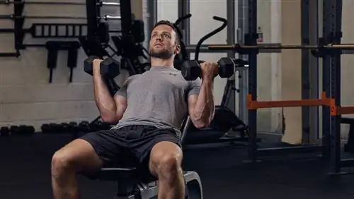 Сгибание рук на бицепс на наклонной скамье