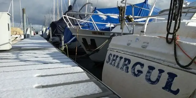 Могу ли я оставлять лодочный подъемник на воде зимой?