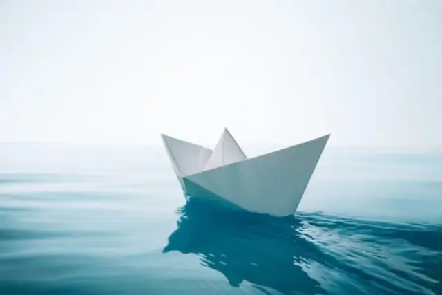 Как бумажный кораблик плавает на воде?