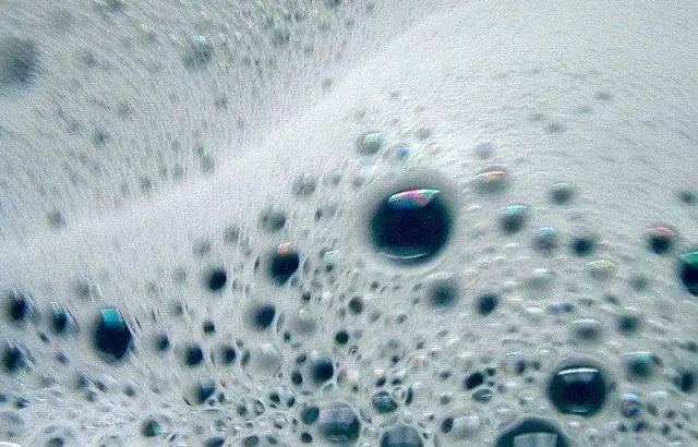 Почему вода в моем бассейне темно-синяя?