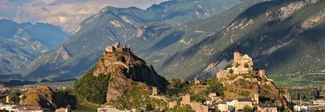 Почему в аэропортах есть движущиеся пешеходные дорожки?