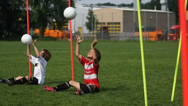 Как быстро можно бросить футбольный мяч?