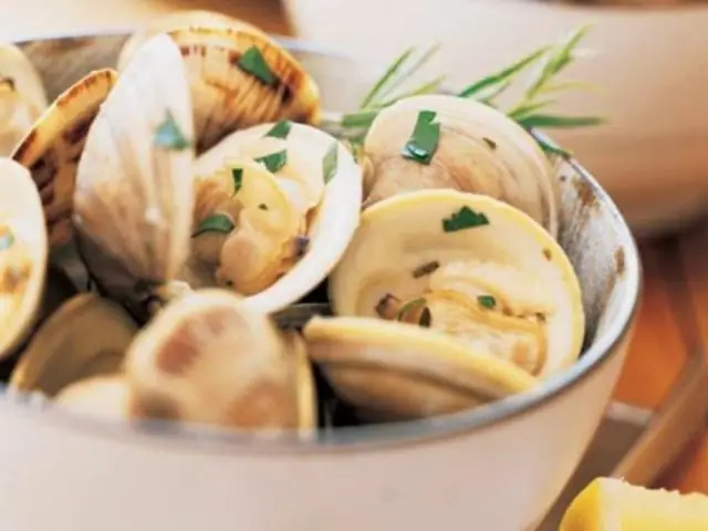 Как достать песок из моллюсков перед приготовлением?