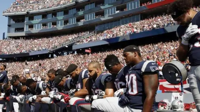 Кто-нибудь из игроков упал на колено на Суперкубке?