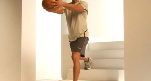 Почему я не могу удерживать пятки на земле, когда приседаю?