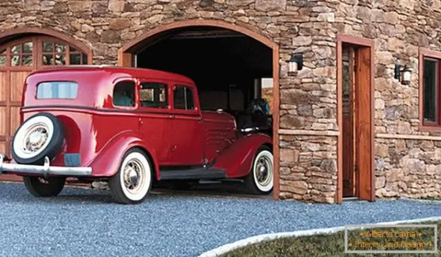 Сколько квадратных футов в среднем составляет гараж на 3 машины?