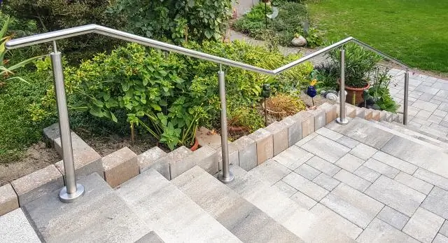 Сколько ступенек может быть без перил?