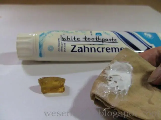 Как почистить коврик с чучелом в виде медведя?