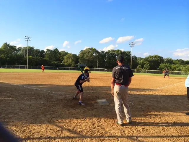 Куда вы бросаете мяч для софтбола?