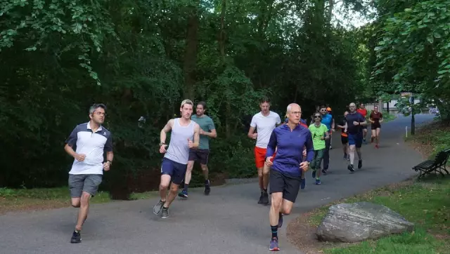 Ходите, бегайте трусцой или бегайте на 5 км в апреле с гонкой за жизнь дома